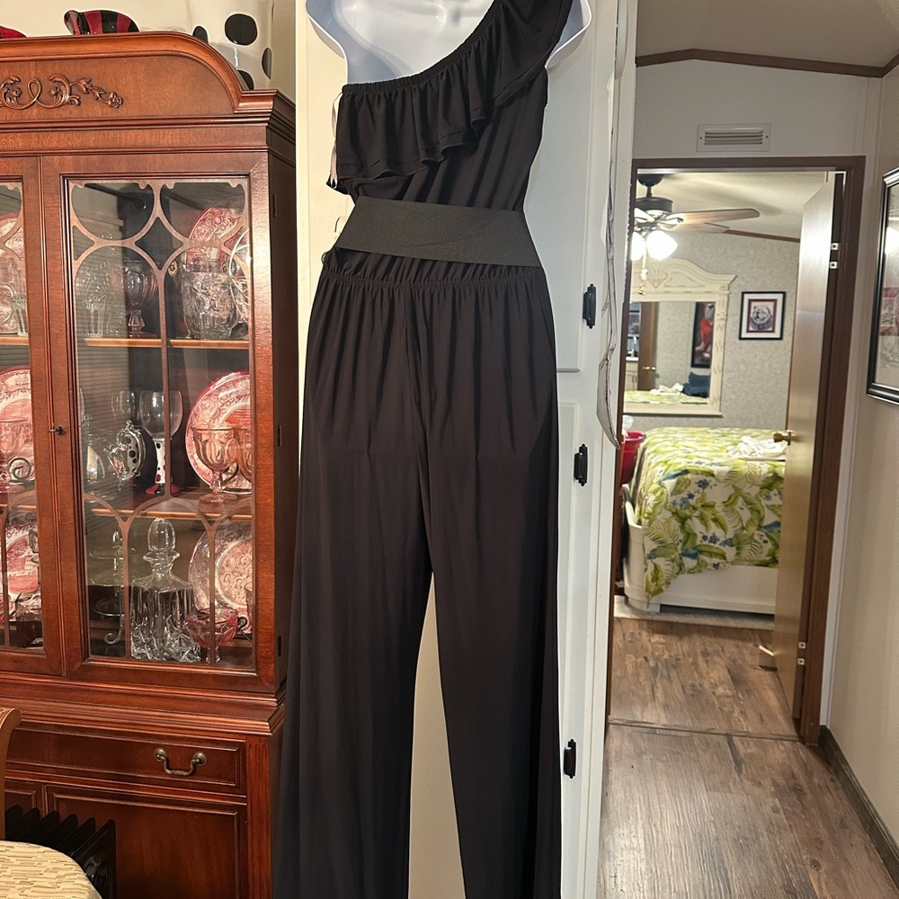 Elegant Black One-Shoulder Jumpsuit - Picture 4 of 5
